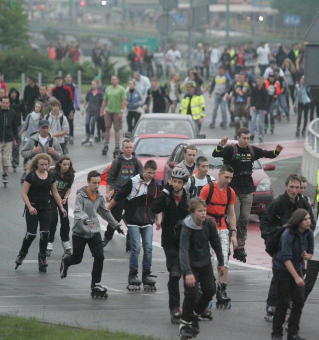 Utrudnienia rozpoczną się już dziś. 

25 września od godz. ok. 20.30 odbędzie się impreza NightSkating Warszawa przed pomnikiem Mikołaja Kopernika na ul. Krakowskie Przedmieście, a następnie przejazd na rolkach. 

Rolkarze pojadą ulicami: Krakowskie Przedmieście – Nowy Świat – Al. Jerozolimskie – al. 4 czerwca 1989 r. – Szamoty – Posąg 7 Panien – K. Gierdziejewskiego – Połczyńska – Wolska – al. „Solidarności” – pl. Bankowy – Marszałkowska – Królewska – Krakowskie Przedmieście.