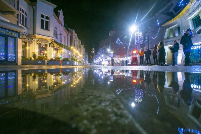 Zobaczcie zdjęcia z wieczornego spaceru po Sopocie udekorowanym świątecznymi iluminacjami