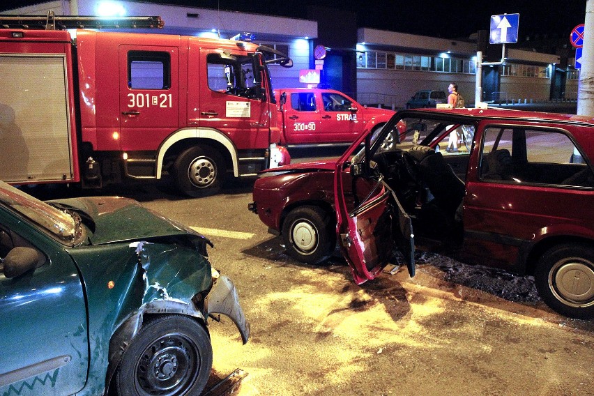 Wypadek na Zgierskiej w Łodzi. Trzech mężczyzn rannych [ZDJĘCIA]