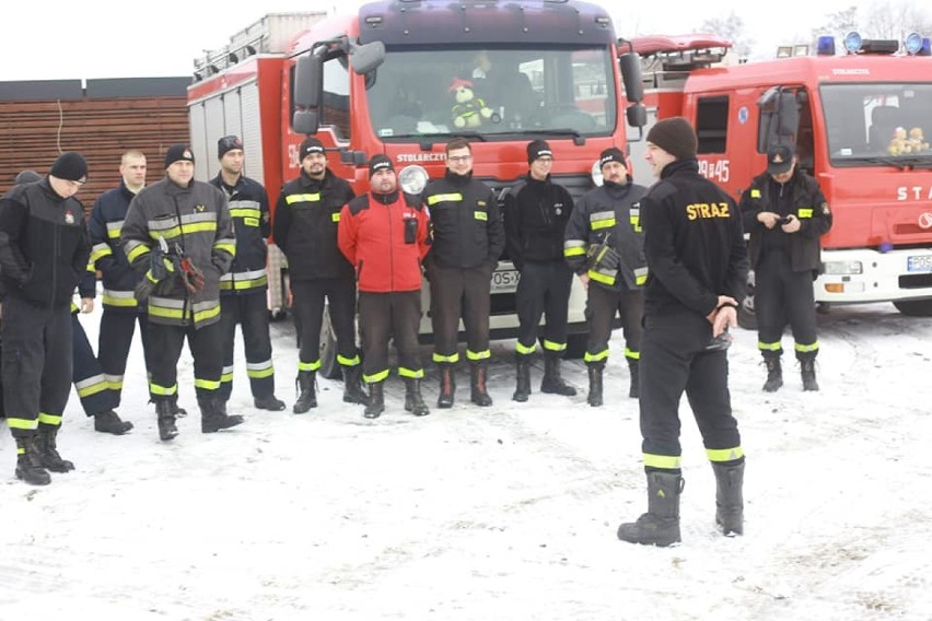 W Pogrzybowie zapadł się lód pod grupą ludzi! Strażacy z Ostrowa Wielkopolskiego, Raszkowa i Radłowa na ćwiczeniach