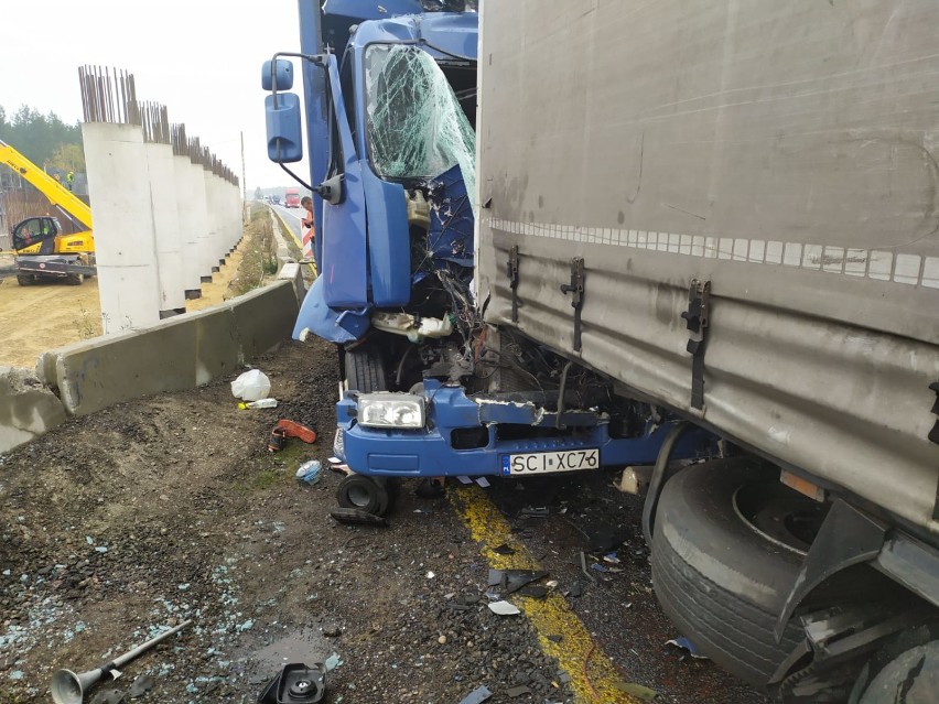 Wypadek na DK 1 koło Radomska. Zderzyły się tiry, 1 osoba ranna [ZDJĘCIA]