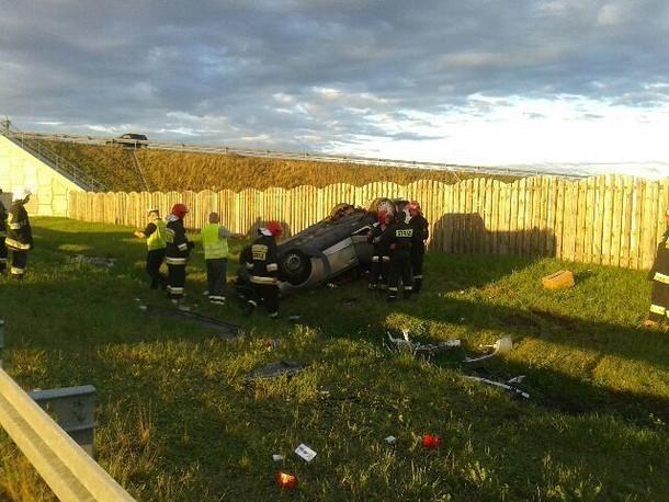 Na autostradzie A1 na terenie województwa pomorskiego doszło w okresie od stycznia do września tego roku do 16 wypadków i 113 kolizji. W zdarzeniach tych nikt nie zginął, jednak 27 osób zostało rannych. 

Zdjęcie: Wypadek na autostradzie A1 na wysokości Pelplina,  samochód osobowy wypadł z drogi i dachował. Dwie osoby zostały ranne.