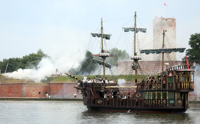 Anglicy często zapuszczali się na bałtyckie wody. Wzięli m.in. udział w oblężeniach Gdańska w 1807 i 1813 r. Na wspomnienie tych wydarzeń organizowane jest widowisko przy Twierdzy Wisłoujście, w którym rekonstruktorzy mają stałe miejsce.
