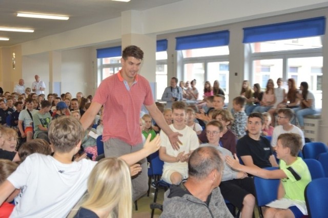 Piotr Chrapkowski, polski szczypiornista, awansował z drużyną do Ligi Mistrzów. W ubiegłym roku odwiedził młodszych kolegów w swojej starej szkole - SP 5 w Kartuzach.