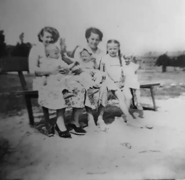 Powstaje album z historycznymi zdjęciami mieszkańców Kostrzyna nad Odrą. Rok 1956. Zdjęcie wykonane w rejonie obecnej apteki przy ul. Piastowskiej. W tle prawdopodobnie widoczna obecna SP1. Na zdjęciu trzecia od prawej Adela Napierała wraz z córką Wacławą (obecnie) Szczechowiak