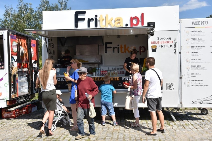 Plac pod Skałkami oblegany przez mieszkańców Starachowic. Street Food Festival bije rekordy popularności