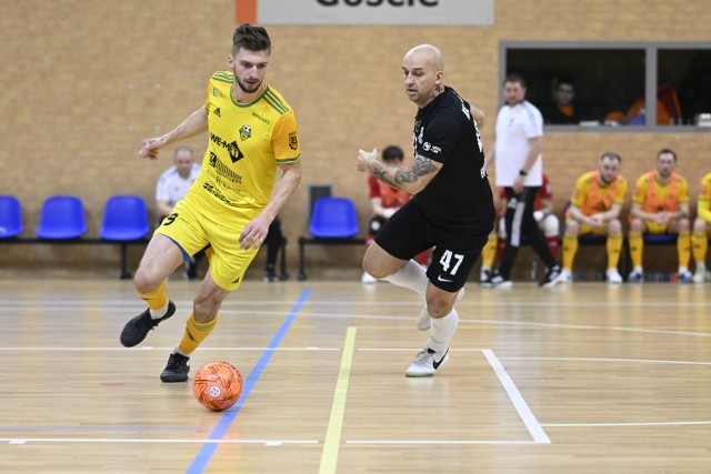 Drużyna Futsal Świecie (czarne koszulki) pokonała We-Met Kamienica Królewska 7:4 i zagra w 1/4 finału Pucharu Polski