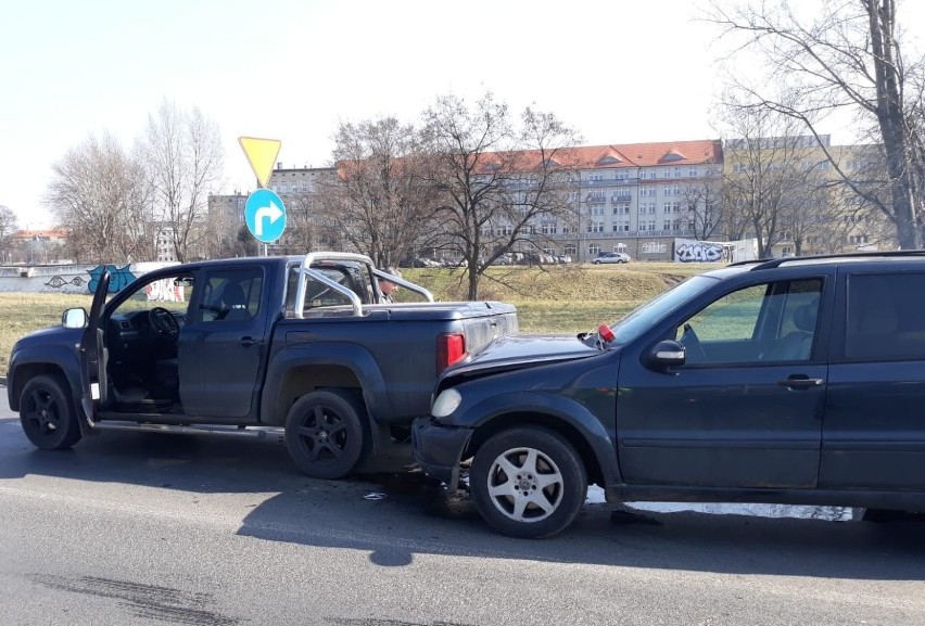 Wypadek na placu Społecznym we Wrocławiu. Zobacz zdjęcia
