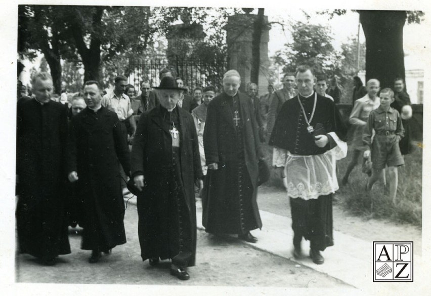 Zdjęcie wykonano przed zamojską Kolegiatą. Na zdjęciu m.in....