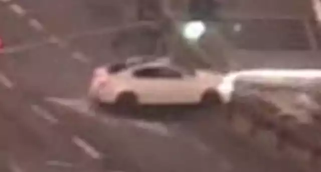 Pijana 19-latka rozbiła luksusowe auto na rondzie Dmowskiego [WIDEO]