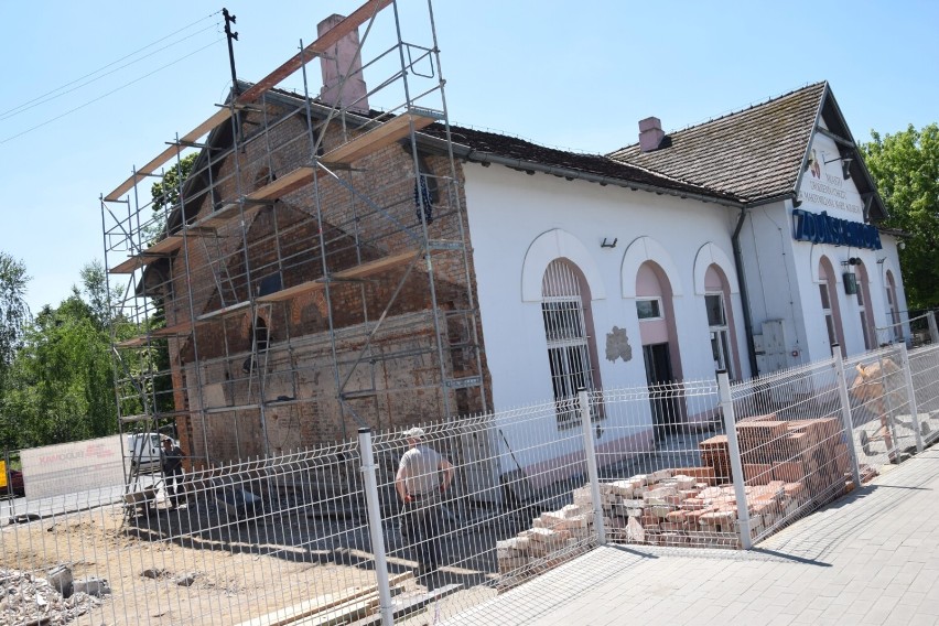 Remont budynku dworca PKP w Zduńskiej Woli. Trwają prace