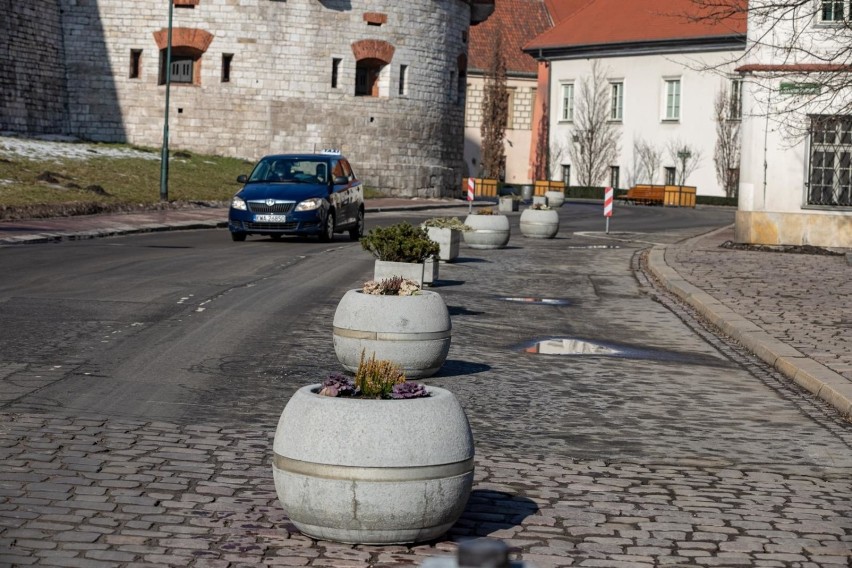 Kraków. Ustawili donice na drodze pod Wawelem. Kierowcy narzekają [ZDJĘCIA]