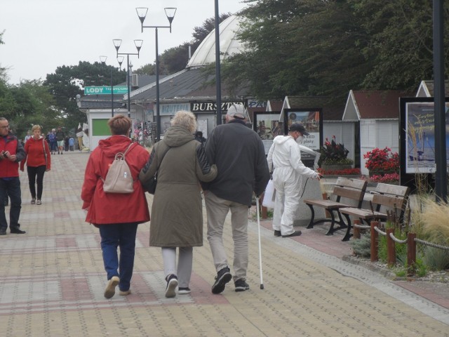 Pogoda w regionie wciąż nas nie rozpieszcza. Wiatr i duże zachmurzenie nie są jednak przeszkodą dla spacerowiczów w Ustce. Cieplej ubrani wciąż korzystają z ruchu na świeżym powietrzu. Zobaczcie zdjęcia!