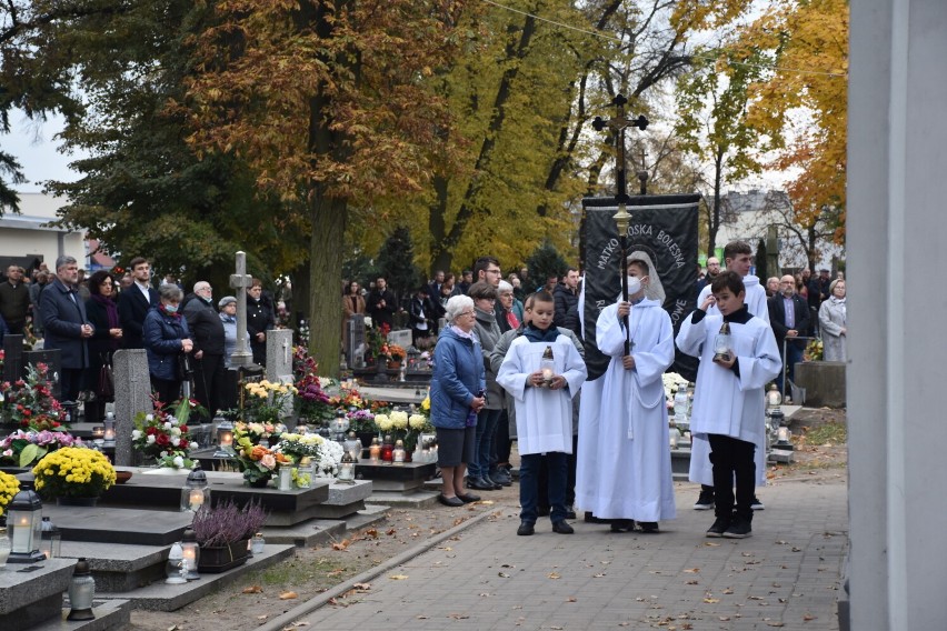 Mieszkańcy Wolsztyna wzięli udział w nabożeństwie na cmentarzu