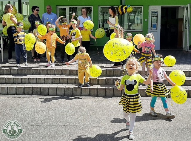 Nauczyciele przedmiotów rolniczych, Marek Pomirski i Kamila Gruda, przygotowali na dziedzińcu szkoły wystawę poświęconą pszczołom, na którą zaprosili dzieci z Klubu Malucha w Skępem