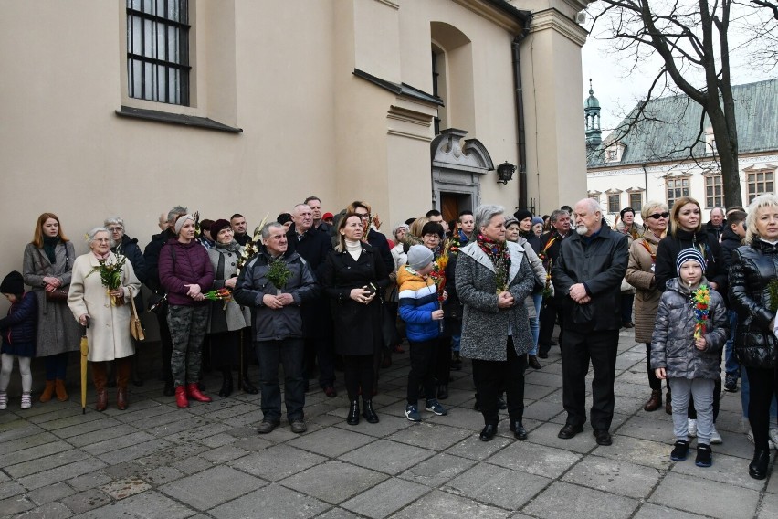 W Niedzielę Palmową biskup Jan Piotrowski przewodniczył mszy świętej w Bazylice Katedralnej w Kielcach. Była procesja i poświęcenie palm