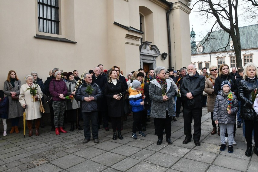 W Niedzielę Palmową biskup Jan Piotrowski przewodniczył mszy świętej w Bazylice Katedralnej w Kielcach. Była procesja i poświęcenie palm