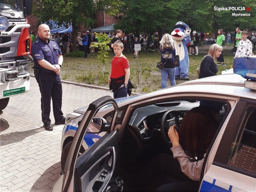 Policjanci wraz z Sznupkiem odwiedzili Szkołę Podstawowo Sportową im. Olimpijczyków Śląskich z okazji festynu „Baw się z nami sportowcami”