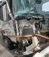 Ciężarówka uderzyła w drzewo koło Barwic [zdjęcia]