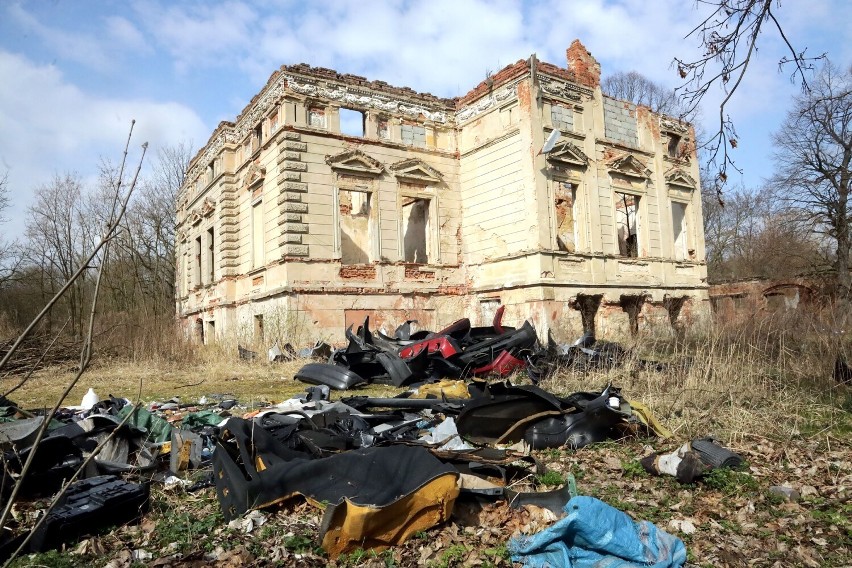 Willa Włoska w Legnicy. Śmietnisko części samochodowych, zobaczcie zdjęcia