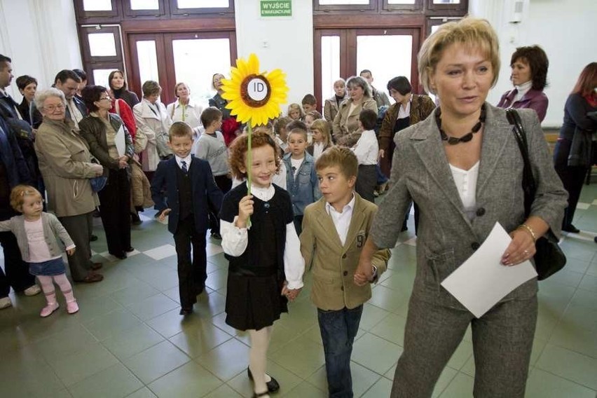 Wałbrzych: Pierwszy dzwonek w Publicznej Szkole Podstwawowej nr 26 w Zespole Szkół Integracyjnych w Wałbrzychu  (Zdjęcia)