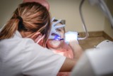 Bezpłatne usługi stomatologiczne w 2022. Co wykonasz za darmo na NFZ u dentysty? Lista darmowych świadczeń dentystycznych