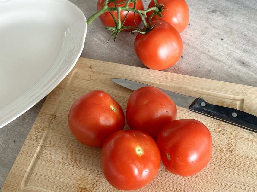 Umyj pomidory i osusz. Jeśli chcesz, to możesz je sparzyć i...