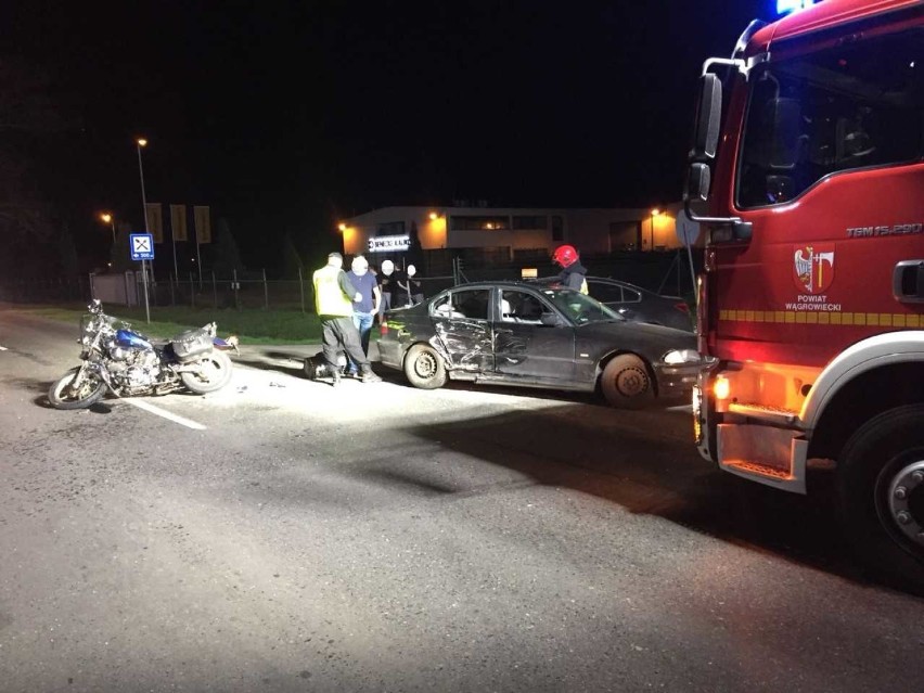 Znane są wstępne ustalenia policji w sprawie wypadku w Wągrowcu. Samochód osobowy zderzył się z motocyklem