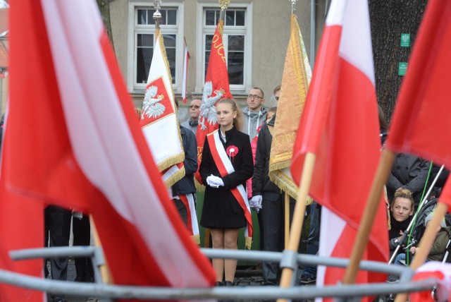 Prezydent Miasta Zielona Góra serdecznie zaprasza na obchody Narodowego Święta Niepodległości w dniu 11 listopada 2016 r.

Program uroczystości:

godz. 11.00  Msza św. w intencji Ojczyzny w kościele pw. Najświętszego Zbawiciela
godz. 11.50  Przemarsz z kościoła kompanii honorowej, pocztów sztandarowych oraz pozostałych





 uczestników uroczystości na Plac Bohaterów
godz. 12.00  Zgromadzenie mieszkańców miasta na Placu Bohaterów:
-&nbsp;uroczyste podniesienie flagi państwowej i odegranie hymnu państwowego,
-&nbsp;montaż słowno-muzyczny  w  wykonaniu  uczniów  Zespołu Szkół 
   Technicznych im. Mikołaja Kopernika w Zielonej Górze,
-&nbsp;apel pamięci,
-&nbsp;złożenie wiązanek kwiatów