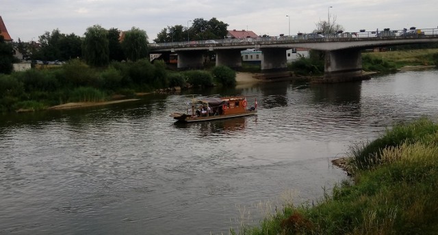 Flisacy na Warcie w Śremie. Widzieliście tratwę flisacką spływającą przez śremski odcinek Warty?