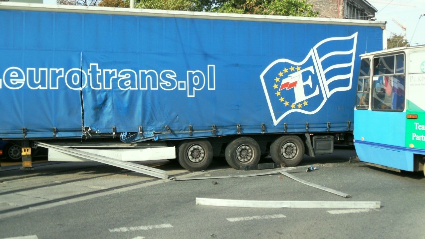 Wrocław: Tramwaj zderzył się z ciężarówką (ZDJĘCIA INTERNAUTY)