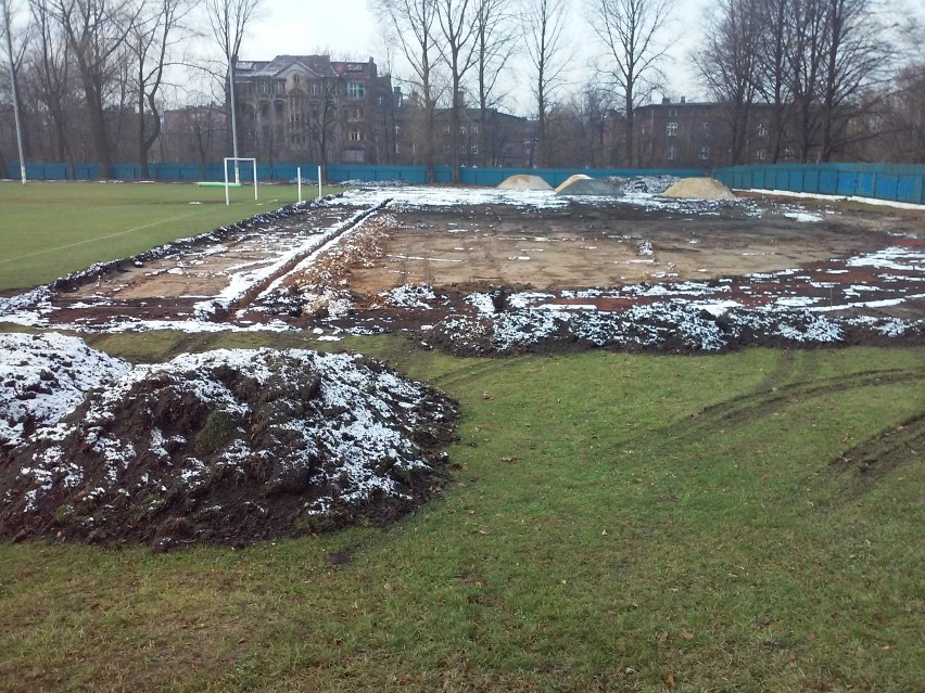 Na terenie ŚKS Naprzód Lipiny powstaje nowe boisko do piłki nożnej. Kiedy będzie gotowe?