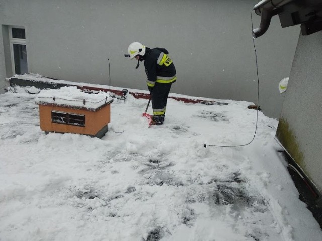 Druhowie z Ochotniczej Straży Pożarnej w Libiążu, na prośbę dyrekcji Szkoły Podstawowej nr 2 usuwali zalegający śnieg na dachu szkoły oraz przedszkola
