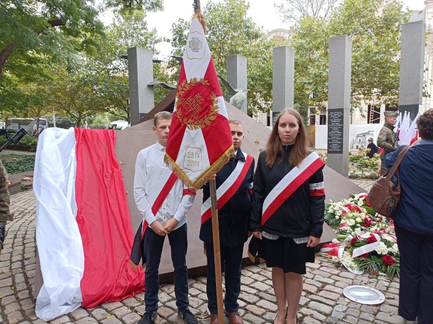 Młodzież z Szamotuł na obchodach 83. rocznicy powstania Polskiego Państwa Podziemnego 