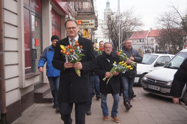 Dzień Kobiet 2016 z Razem dla Radomska. Kwiaty od prezydenta Jarosława Ferenca