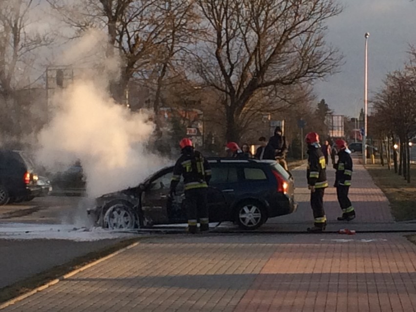 Samochód zaczął się palić na środku ulicy. Spłonął na parkingu