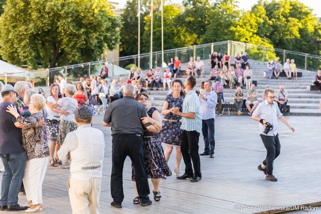 W sobotę w ramach festiwalu Zawieruchy Radomskie od nowa na fontannach w centrum Radomia odbyła się potańcówka na dechach. Przyszło mnóstwo mieszkańców miasta - zabawa była znakomita. Potańcówka i koncert odbyły się w ramach akcji “Młodzi robią zawieruchę”. Wystąpili muzykanci młodszego pokolenia: kapela Niwińskich ze Starej Huty koło Garwolina, kapela Dawida Kozdracha z Chruślic koło  Radomia, kapela Antoniego Hasso-Agopsowicza z Olsztyna i kapela Sióstr Piotrowicz z Rakowa w powiecie kieleckim.

Zabawa na dechach w centrum Radomia - zobaczcie na kolejnych zdjęciach