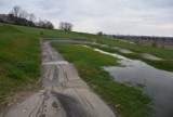 Nowy pumptrack w Tarnowie w rejonie Parku Biegowego Marcinka do naprawy. Ziemia się sypie na tor, a pośrodku stoi woda