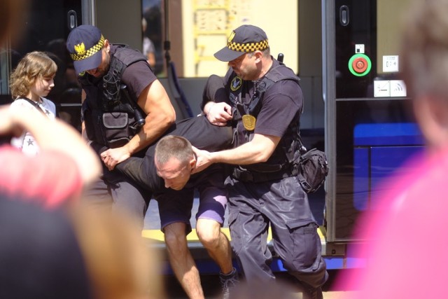 Z Dni Otwartych Funduszy Europejskich można zajrzeć do zajezdni MZK. Na odwiedzających czeka mnóstwo atrakcji: zwiedzanie hali obsługi codziennej, możliwość obejrzenia wystawionego przed halą wozu typu Swing, zwiedzanie Izby Pamięci komunikacji miejskiej, pokaz interwencji patrolu Straży Miejskiej w komunikacji miejskiej oraz pokaz działań Straży Pożarnej. O muzykę dbają uczniowie Zespół Szkół Muzycznych w Toruniu. 

Zobacz także: Dzień Otwartych Koszar w Centrum Szkolenia Artylerii i Uzbrojenia [ZDJĘCIA]

Dzień otwarty w zajezdni MZK Toruń. Zobacz co się działo! [FOTORELACJA]