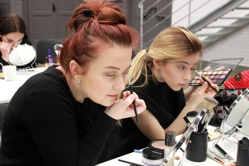 Na stacji kulturalnej Wieluń-Dąbrowa WDK zorganizował warsztaty robienia makijażu[FOTO]