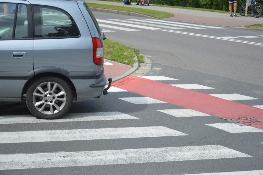 Wypadek na skrzyżowaniu w Kartuzach. Do szpitala przewieziono dwie osoby, w tym kobietę w ciąży