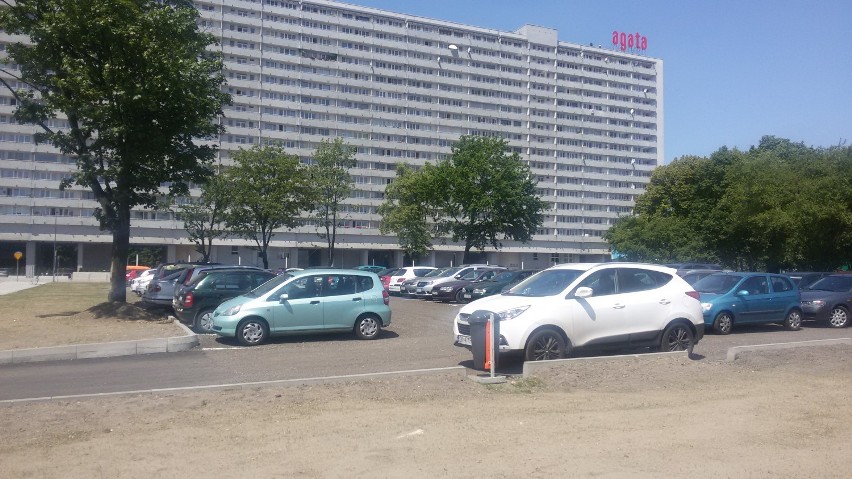 Parking w miejscu wyburzonego pałacu ślubów w Katowicach. To...