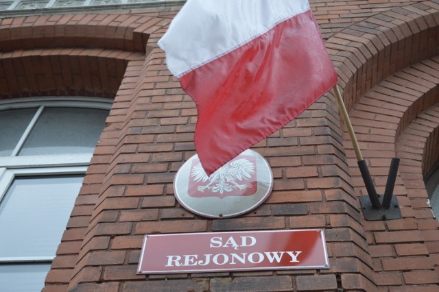 Posiedzenie aresztowe odbyło się 30 marca. Jednak 30-letni sprawca nie trafił za kratki. Dlaczego? - Tymczasowego aresztowania nie zastosowano z uwagi  na brak obawy, że podejrzany będzie utrudniał postępowanie. Uznano, że tok postępowania karnego będzie niezagrożony mimo przebywania podejrzanego na wolności - wyjaśnił nam sędzia Arkadiusz Rzeźnicki, prezes międzyrzeckiego sądu.