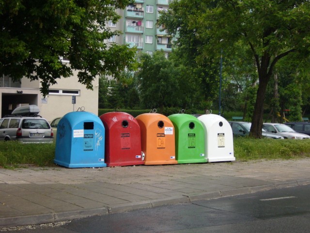 Pojemniki do segregowania odpadów na jednym z krakowskich osiedli.