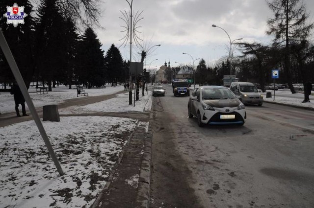 W poniedziałek 83-letni mieszkaniec Zamościa został potrącony na oznakowanym przejściu dla pieszych. Sprawca zdarzenia stracił prawo jazdy.

Kierowca toyoty potrącił pieszego, przechodzącego przez przejście