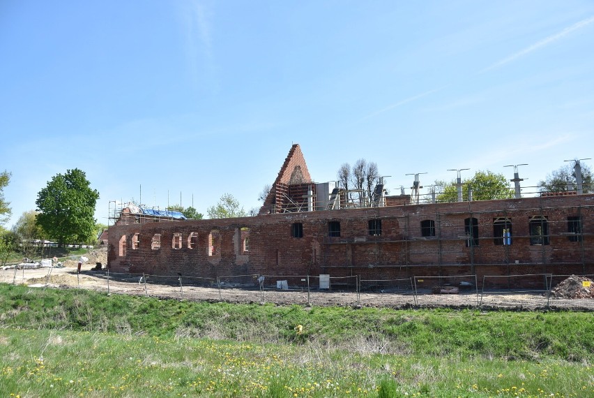 Malbork. Na Przedzamczu trwają prace budowlane. Nie brakuje ciekawych odkryć