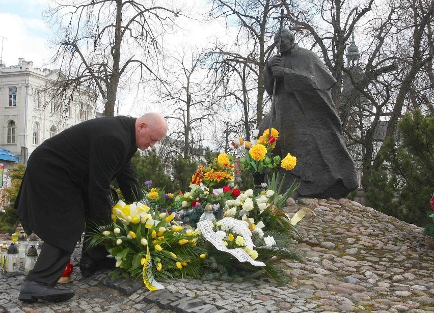 Złożyli kwiaty, aby uczcić pamięć zmarłego papieża