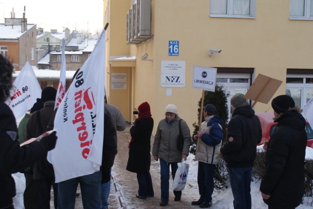 Protest związkowców przed siedzibą lubelskiego oddziału NFZ