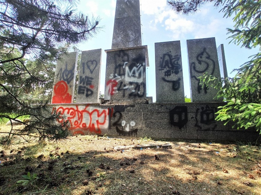 Rawicz. Akt wandalizmu w mieście. Tym razem zdewastowano pomnik na cmentarzu żołnierzy radzieckich [ZDJĘCIA]