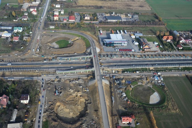 Skrzyżowanie drogi S17 z al. Lotników Polskich. Zdjęcie wykonano w listopadzie.